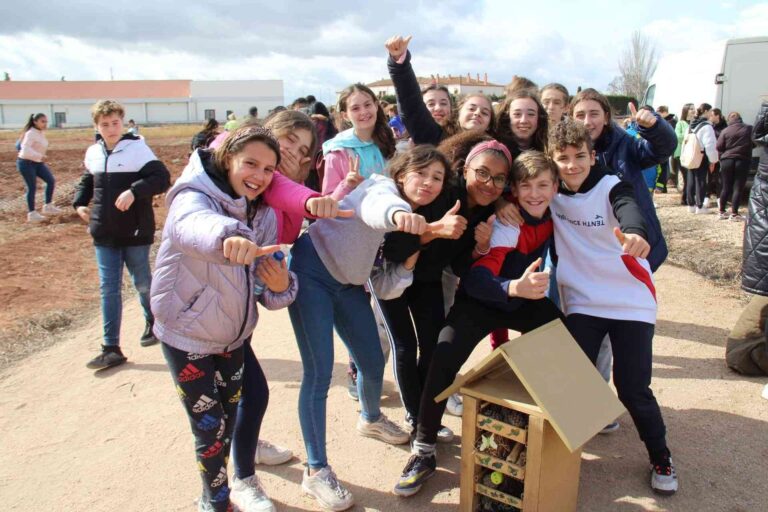 Alumnos del IES Juan Bosco visitan el Bosque de la Vida con un proyecto enfocado en las abejas