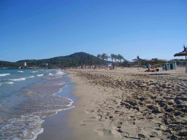 6 Formas de Disfrutar de la Playa Den Bossa, la más Famosa de Ibiza