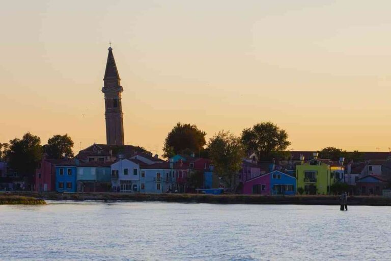 Murano: La isla renombrada de Venecia por su arte del cristal.