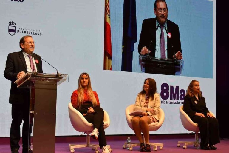 Marta Francés Gómez y Cristina Ruiz Paredes de Puertollano recibieron hoy el  Premio por la Igualdad de la Diputación de Ciudad Real