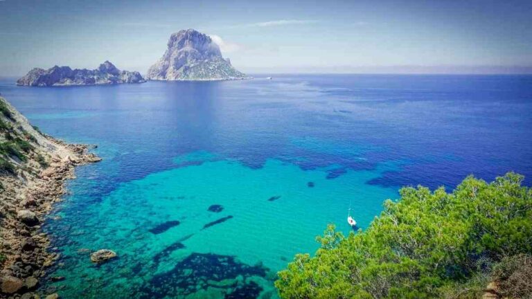 «La belleza de Ibiza en su máximo esplendor: descubre Santa Eulalia»