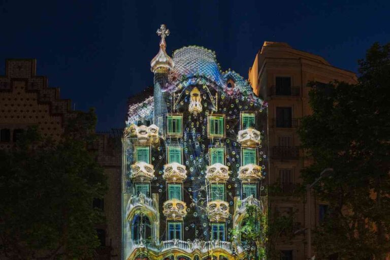 Refik Anadol volverá a impresionar con su espectacular mapping en la fachada de Casa Batlló.