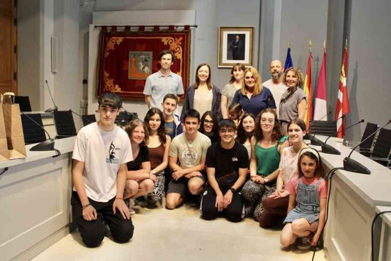 La alcaldesa recibe a un grupo de estudiantes franceses de intercambio en el IES Juan Bosco