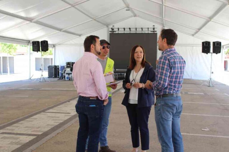 Alcaldesa de Alcázar de San Juan supervisa preparativos de la Feria de los Sabores antes de su inauguración