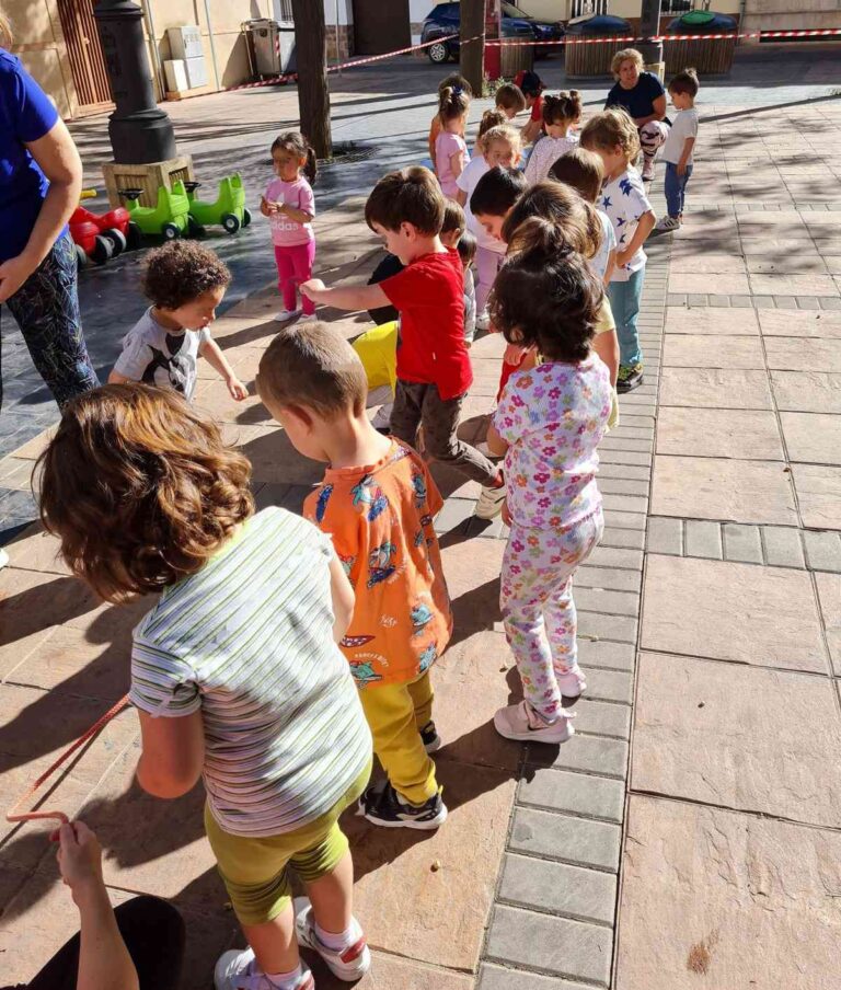 Con una mañana de juegos y actividades ha celebrado el Día de la Educación Física en la Calle, la Escuela Infantil Pelines de Miguelturra