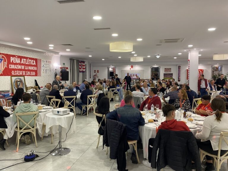 El Hotel Ínsula Barataria se tiñe de rojo y blanco por el XLII Aniversario de la Peña Atlética ‘Corazón de la Mancha’