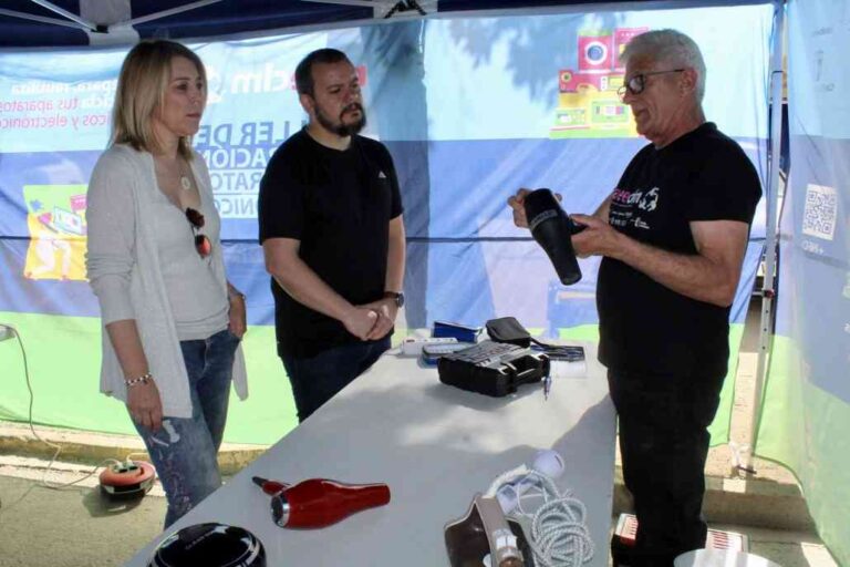 El Mercadillo de Alcázar de San Juan recibe la campaña sobre reciclaje de electrodomésticos de RAEE CLM