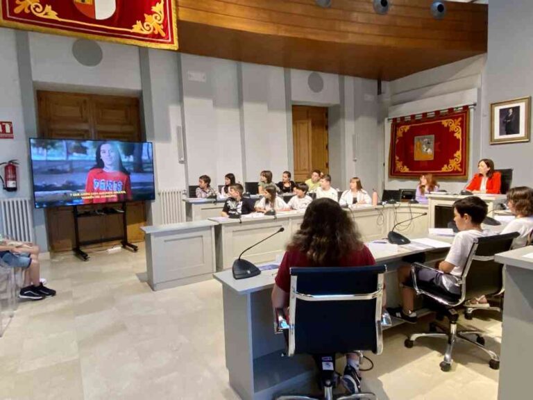 Rosa Melchor preside el Pleno del Consejo de Infancia y Adolescencia en el que se presenta un video promocionando el trabajo desarrollado
