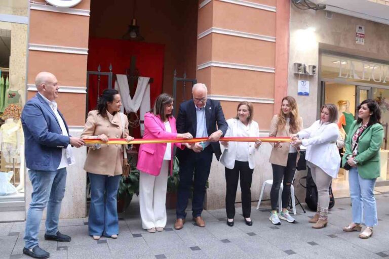 El Área Comercial y Empresarial de la calle Empedrada (ACECE) de Manzanares participa nuevamente en la tradición de la Cruz de Mayo