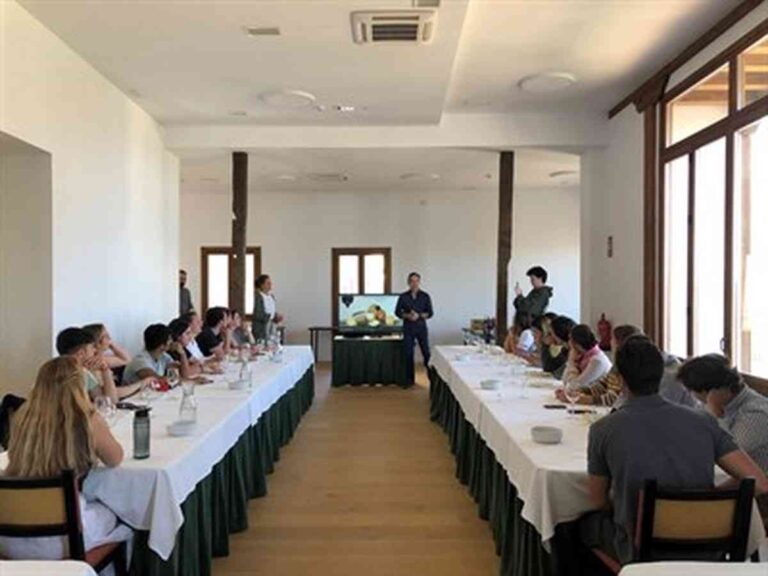 Alumnos y alumnas de la escuela de cocina “Le Cordon Bleu” visitaron Cuenca y disfrutaron una cata de productos conquenses