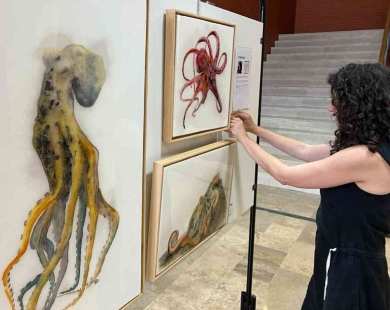 Esta tarde el colectivo Artfem ha abierto su Muestra de arte femenino con 87 piezas en el Centro Cultural de Puertollano