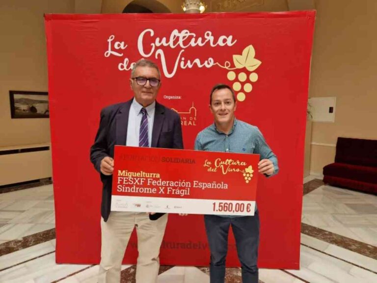 El teniente de alcalde de Miguelturra, Diego Rodríguez ha recibido el cheque solidario de La Cultura del Vino de 1.560 euros destinados a la Federación Española Síndrome por Frágil