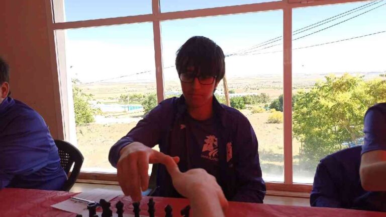 Más logros para el Club Dama Blanca de Ajedrez y partida simultánea de su monitor