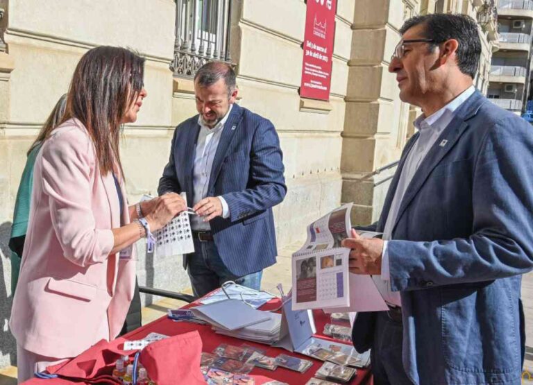 Caballero entregó a la Asociación de Enfermos y Familiares de Fibromialgia y Síndrome de Fatiga Crónica la colaboración de la Diputación