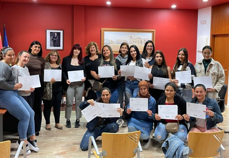 Veinte mujeres reciben sus diplomas tras formarse como dependientas o monitoras de comedor en Torralba