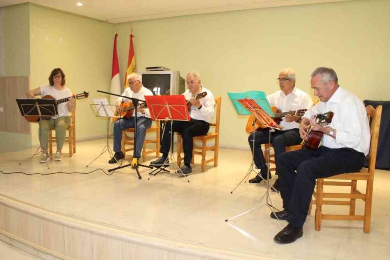 La exhibición de guitarra llena de alegría el Centro de Mayores de Alcázar de San Juan en su clausura de curso