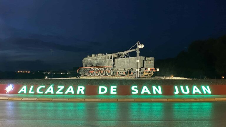 Alcázar de San Juan se ilumina de color verde en solidaridad con la lucha contra la ELA