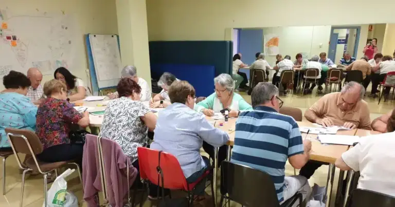 Numerosas personas participan en el taller de reminiscencia del área de Bienestar Social