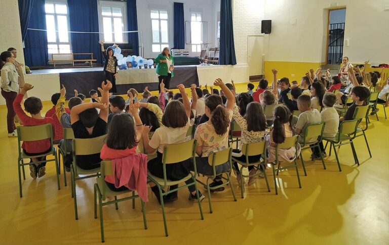 La lluvia no impidió que los niños de Puertollano disfrutasen del Circo Asteroidal de la BAM gracias a la profesionalidad de ‘Lo Que te da la Gana’