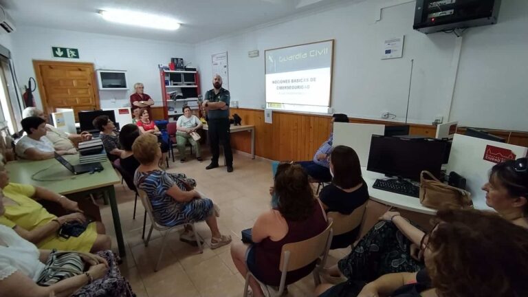 Los PID de Fuencaliente acogen la charla de la Guardia Civil sobre las estafas y riesgos de internet en Fuencaliente