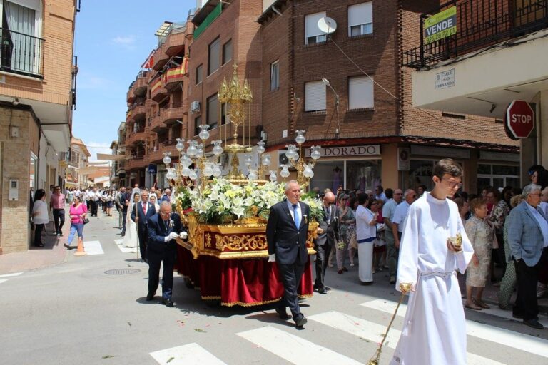 El Santísimo Sacramento recorre las calles decoradas y engalanadas de Quintanar de la Orden