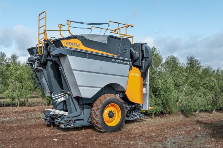 La cosechadora de aceituna arrastrada Pellenc CV45 obtiene el l Premio a la Mejor Novedad Tecnológica de Fercam 2023 en Manzanares