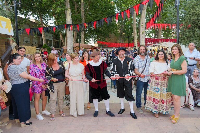 Inaugurado el Mercadillo Cervantino en Argamasilla de Alba, un viaje en el tiempo al siglo de Cervantes