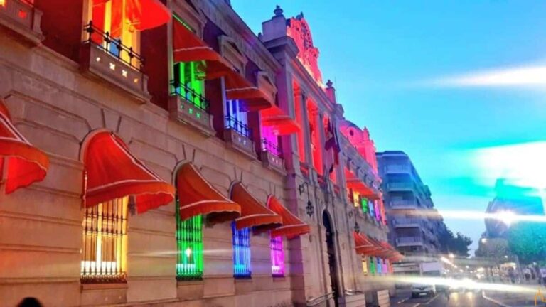 El Palacio de la Diputación de Ciudad Real lucirá iluminado por el Día Internacional del Orgullo LGTBIQ+ 2023 hasta el domingo