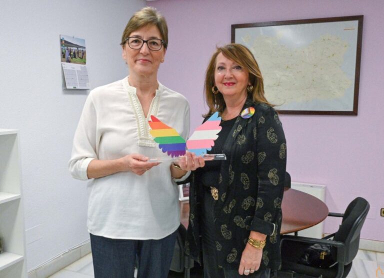 La vicepresidenta en funciones de la Diputación de Ciudad Real, Petra Sánchez Bonales recibe el Premio Compromiso LGTBIQ+