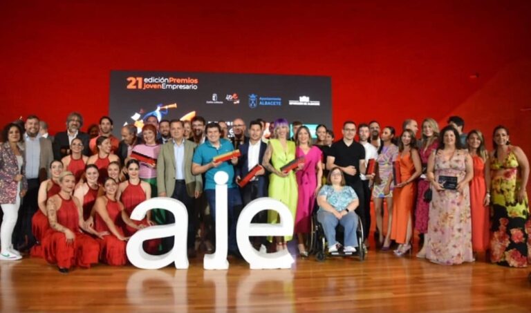 Entrega del XX “Premio Joven Empresario” de la AJE con la presencia de la vicepresidenta de la Diputación, en funciones, Amparo Torres