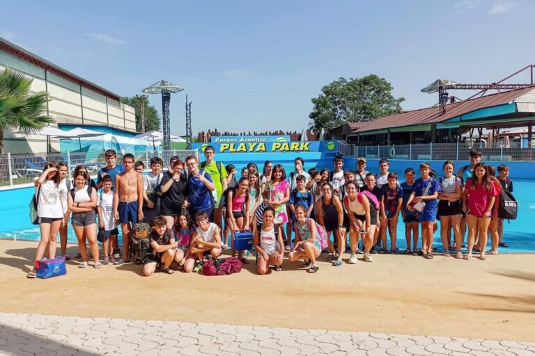 50 jóvenes de Argamasilla de Alba disfrutan de un emocionante viaje al Parque Acuático Playa Park