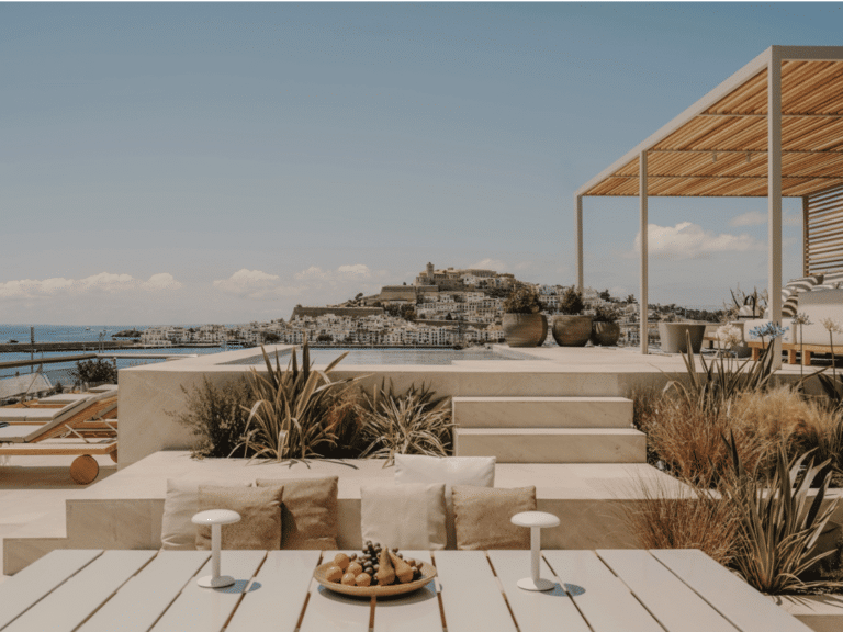 La renovación de la Gran Suite Dalt Vila: el máximo lujo mediterráneo y sofisticación en el Ibiza Gran Hotel, diseño de Sandra Tarruella