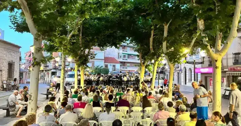 El concierto del «Solsticio de Verano» en la Plaza de la Constitución llena de música y alegría al público