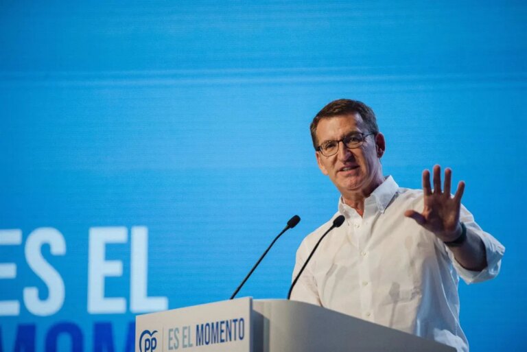 Alberto Núñez Feijóo, candidato del Partido Popular, participa en las elecciones ejerciendo su voto en Madrid.