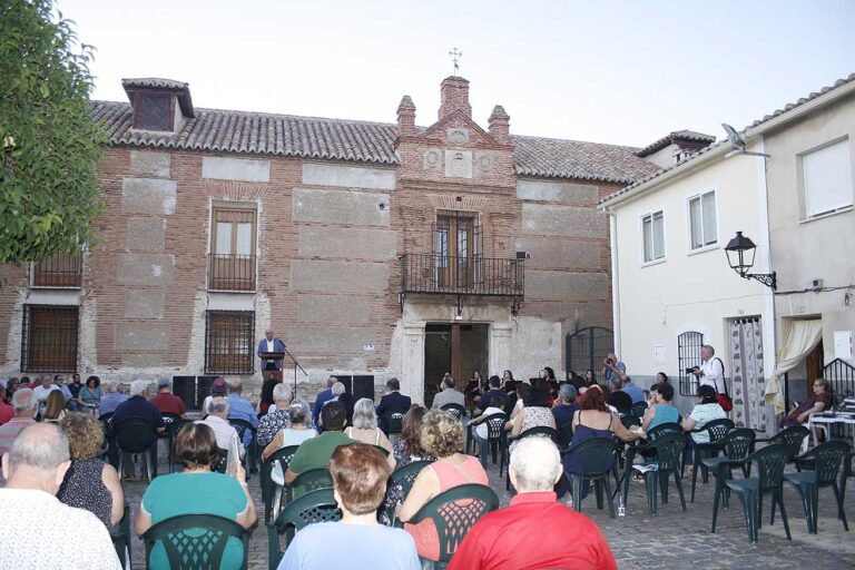 El primer sábado de agosto la poesía tomará la explanada del Palacio de la Clavería de Aldea del Rey, con dos recitales, una exposición, música de fondo y una entrega de premios