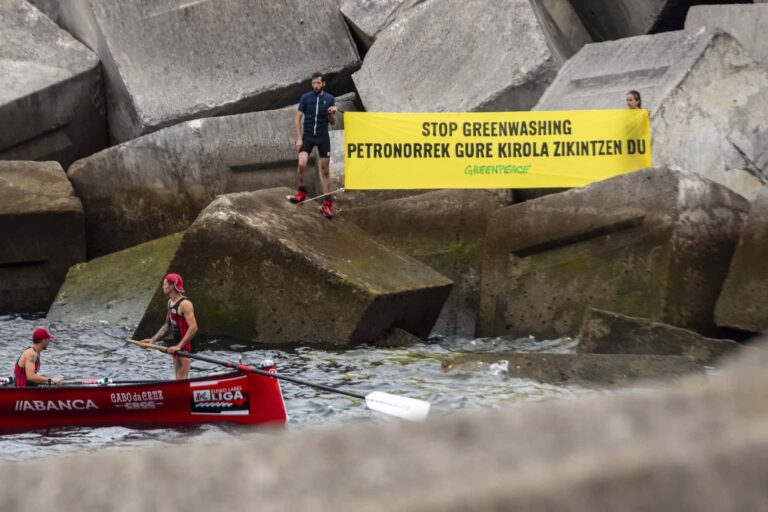 Greenpeace denuncia a Petronor por contaminar nuestro deporte en la regata del puerto de Bilbao
