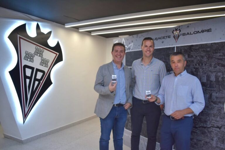 Cabañero muestra su apoyo firme al Albacete Balompié, renovando su abono 2023