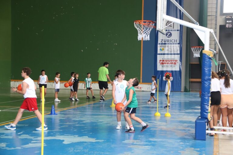 74 niños y niñas participan en el XVII campus de baloncesto del CB Manzanares con récord de participación
