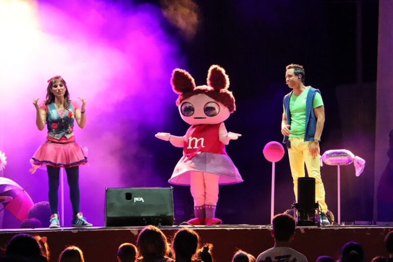 El concierto de Juan D y Beatriz en un jueves de Feria y Fiestas de Manzanares 2023 para los niños y niñas ¡todo un éxito!