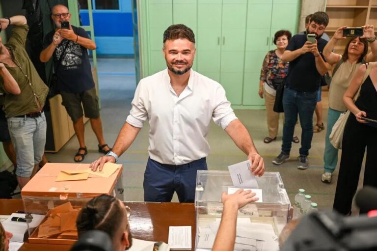 Gabriel Rufián vota en Badalona y anima a la ciudadanía a participar en las elecciones