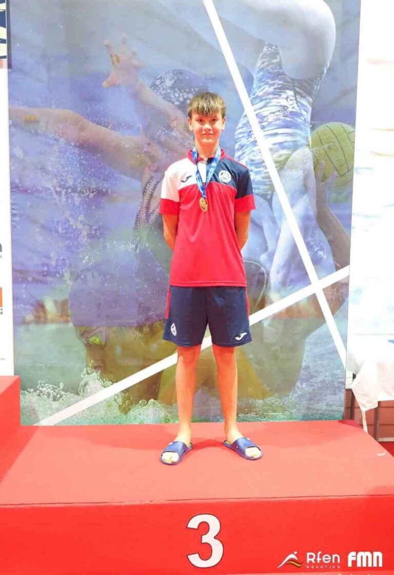 El nadador Hugo Quirós Tejado del Club Natación Alcázar logra dos medallas de bronce en los Campeonatos de España de Natación