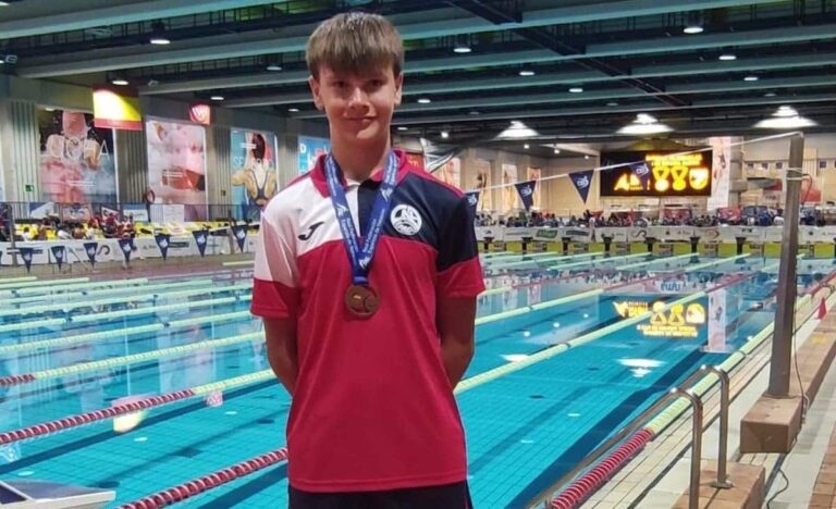 Hugo Quirós Tejado, orgullo de Alcázar de San Juan, brilla con doble bronce en el Campeonato de España Alevín de Natación