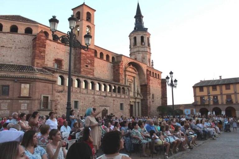 Miles de personas se lanzaron a calles y plazas de La Solana para seguir los fragmentos de “La Rosa del azafrán”