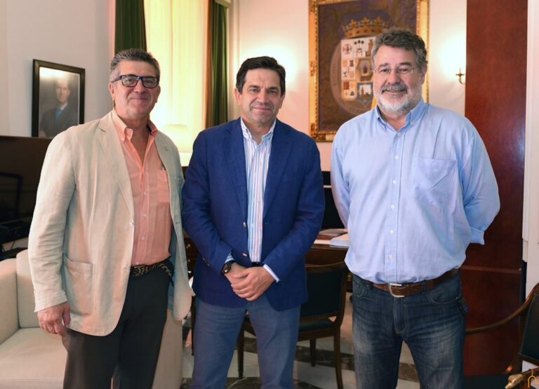 Valverde ha resaltado la gran labor que la AECC desarrolla en Ciudad Real y ha manifestado su intención de colaborar con la misma