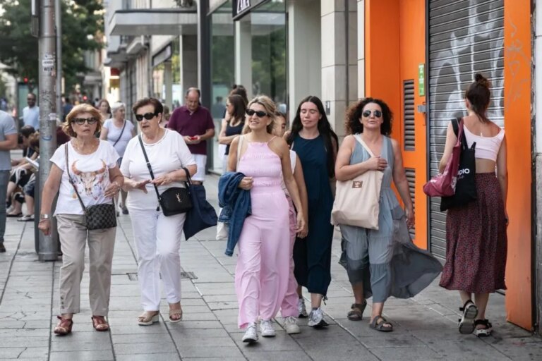 Yolanda Díaz, líder de Sumar, emite su voto en las elecciones de Madrid.