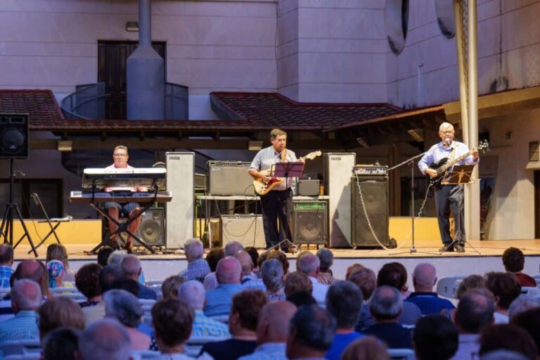 AJANA ofreció un concierto con creaciones atemporales que marcaron una época en la historia de la música