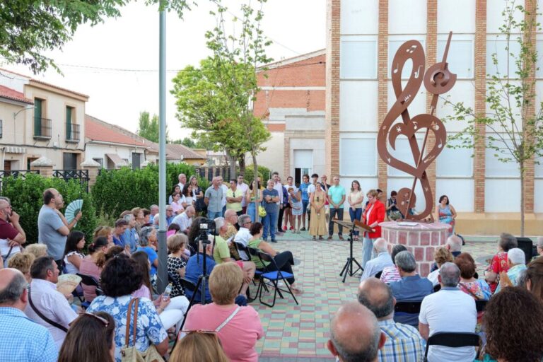 Argamasilla de Alba rinde homenaje a 30 Años de la Agrupación Musical «Maestro Martín Díaz» con una escultura conmemorativa