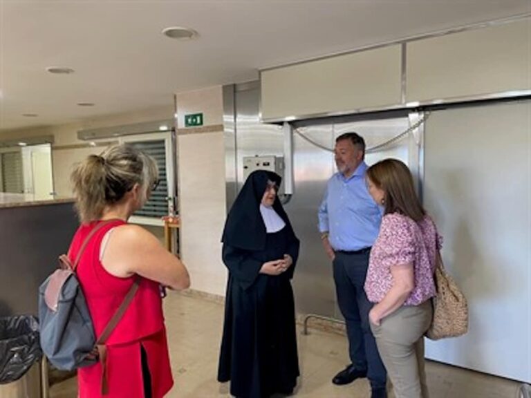 El Alcalde de Cuenca visitó el Hogar de las Hermanitas de los Ancianos Desamparados fundación religiosa que llegó a la ciudad en 1879