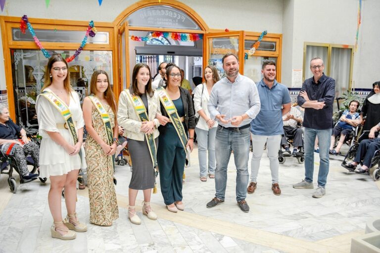 Visita a la residencia de Ancianos San Víctor del  alcalde de Tomelloso y las Madrinas 2023 para felicitar la Feria y Fiestas a los residentes