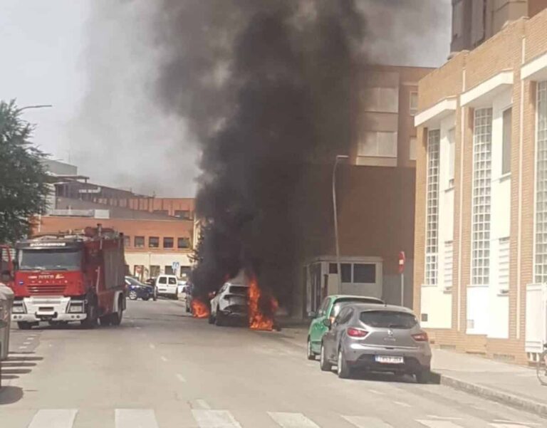 Incendio intencionado afecta a 2 vehículos frente al Hospital de Alcázar de San Juan